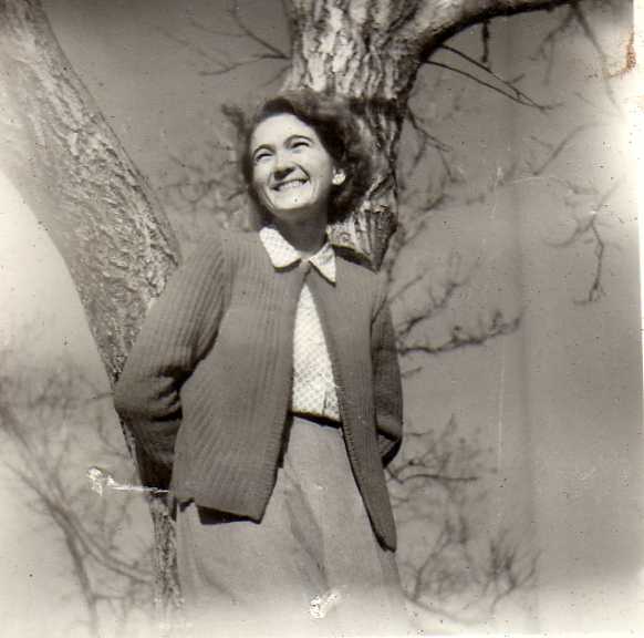 Fehér Zoltánné fiatal tanárnő a bátyai általános iskolában az 1950-es években